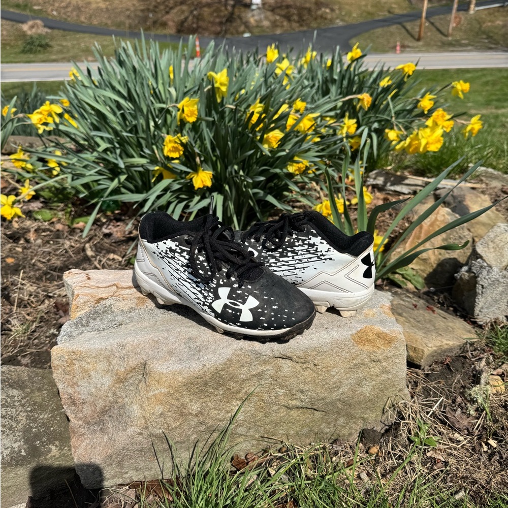 Under Armour Black and White Gradient Athletic Cleats
